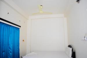 Un pat sau paturi într-o cameră la HOTEL FIRST CROWN