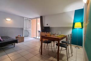 Χώρος καθιστικού στο Grand F2 clim wifi lave linge vue mer résidence piscine mer à pied