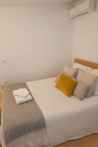 Ένα ή περισσότερα κρεβάτια σε δωμάτιο στο Duplex vue mer avec clim wifi dans résidence piscine mer à pied