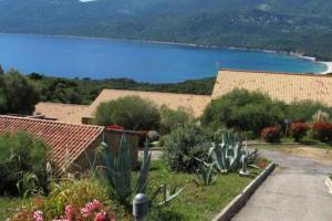 塞拉迪费罗new 2026 F2 pour 4 à 5 personnes tout équipé dans résidence piscine et mer的湖景度假屋