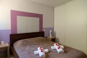 塞拉迪费罗new 2026 F2 pour 4 à 5 personnes tout équipé dans résidence piscine et mer的一间卧室，床上有一张带毛巾的床