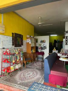 Posezení v ubytování OYO 91250 Roomstay Awie