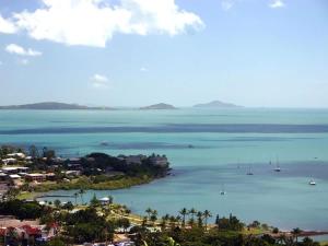 - une vue sur une baie avec des bateaux dans l'eau dans l'établissement Mango Eden Villa, à Airlie Beach 26 autres photos
