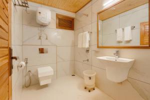 Koupelna v ubytování Hotel The Winterline kasol - #premium room with balcony #parking #mountain view #most awarded #best selling hotel in kasol