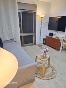 Afbeelding uit fotogalerij van Charming beach 2 room flat in Haifa