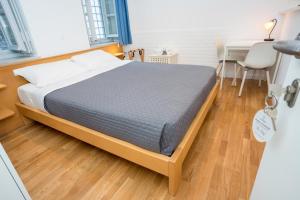 伊兹拉Hydra's Ruby的一张位于带桌子和桌子的房间的床铺