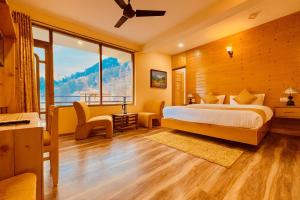 Postel nebo postele na pokoji v ubytování Hotel The Winterline kasol - #premium room with balcony #parking #mountain view #most awarded #best selling hotel in kasol