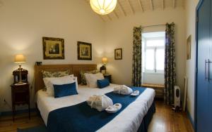 ein Schlafzimmer mit zwei Betten mit Handtüchern darauf in der Unterkunft Ferienhaus für 3 Personen ca 60 m in Nordestinho, Azoren Sao Miguel in Nordestinho