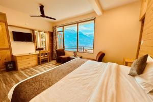 TV a/nebo společenská místnost v ubytování Hotel The Winterline kasol - #premium room with balcony #parking #mountain view #most awarded #best selling hotel in kasol