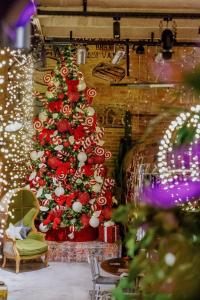 un albero di Natale in una stanza con decorazioni natalizie di ONE66 Hotel a Lubiana