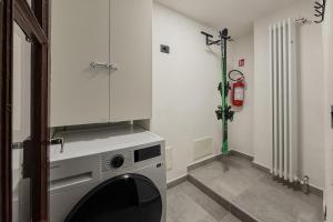 cocina con lavadora en una habitación en Suite e sauna in centro, en La Prevôté