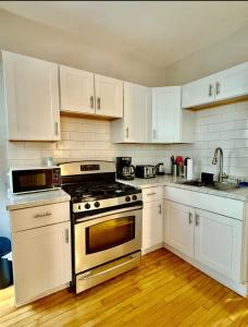 Η κουζίνα ή μικρή κουζίνα στο Cozy 1bdrm,highfalls, Wi-fi, Dt, Shopping, Cozy