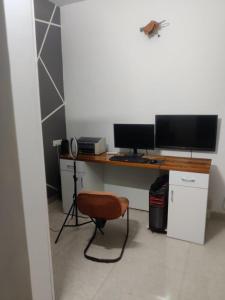 Μια τηλεόραση ή/και κέντρο ψυχαγωγίας στο 2bhk independent floor with a personal terrace