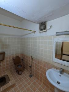 Ванная комната в Family Inn Guest House