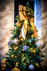 Un arbre de Noël avec une arche d'or dessus dans l'établissement Blueberry View - Wyndale Living - Central Worcester, à Worcester