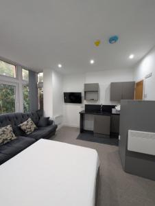 a living room with a couch and a kitchen at OYO Park Lodge Preston in Preston