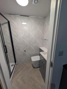 a bathroom with a toilet and a sink and a shower at OYO Park Lodge Preston in Preston +40 photos