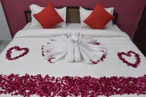 Una cama o camas en una habitación de Kesar Palace