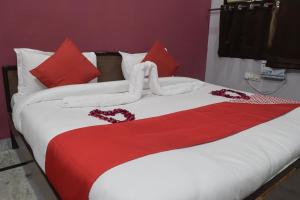 Una cama o camas en una habitación de Kesar Palace