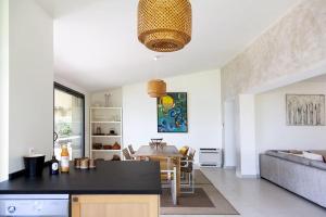 Gallery image of Villa 10 personnes avec piscine vue mer in Conca