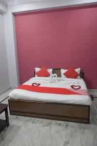 Una cama o camas en una habitación de Kesar Palace