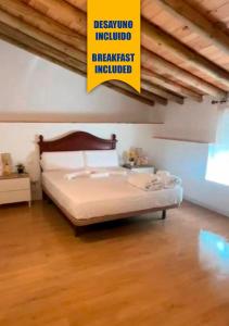 a bedroom with a bed with a yellow sign above it at Ruralux Aroche in Aroche