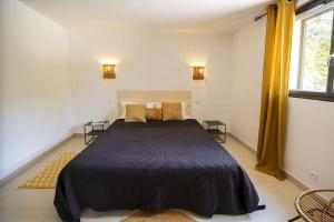 Gallery image of Villa 10 personnes avec piscine vue mer in Conca