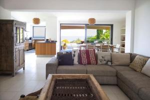 un salon avec un canapé et une vue sur l'océan dans l'établissement Villa 10 personnes avec piscine vue mer, à Conca