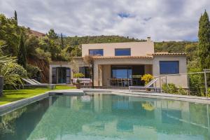 une maison avec une piscine devant une maison dans l'établissement Villa 10 personnes avec piscine vue mer, à Conca