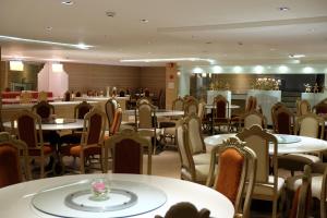 En restaurang eller annat matställe på Methavalai Residence Hotel