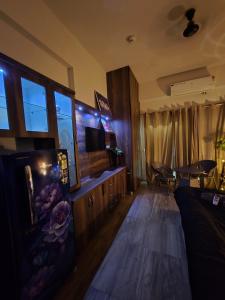 - un salon avec un aquarium sur le mur dans l'établissement MyHaven, à Greater Noida