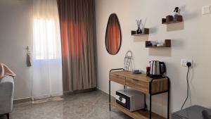 Una habitación con una mesa y una tabla de surf en la pared. en Marsa wadi shab, en Ash Shāb