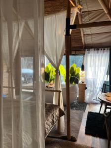 um quarto com uma cama de dossel e uma banheira em Nameliai Miškuose em Molėtai