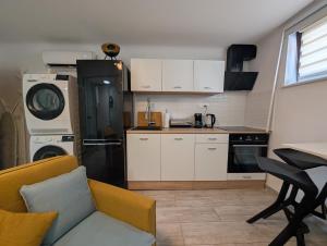 uma cozinha com um sofá, uma mesa e um fogão em Cozy Condo in Tresnjevka em Zagreb mais 25 fotografias