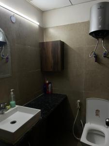 une salle de bain avec un lavabo, des toilettes et un miroir dans l'établissement MyHaven, à Greater Noida