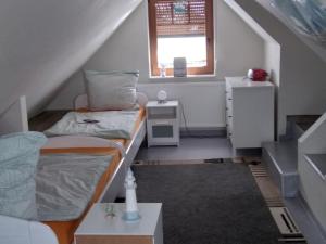 ein kleines Zimmer mit 2 Etagenbetten und einem Fenster in der Unterkunft Appartement In Nindorf Mit Garten in Nindorf