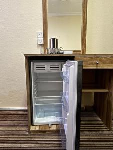 Η κουζίνα ή μικρή κουζίνα στο فندق ضيوف المقام الذهبي توصيل مجاني للحرم - Diouf Al Maqam Al Dahabi Hotel Free Shuttle Service to Haram