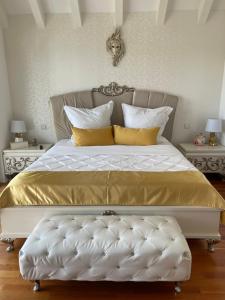 Giường trong phòng chung tại Holiday Luxury Villa Indoor Infinity Pool near Basel