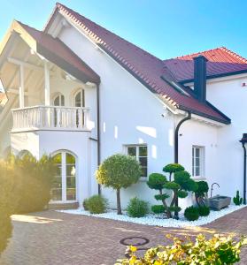 Tòa nhà nơi biệt thự tọa lạc