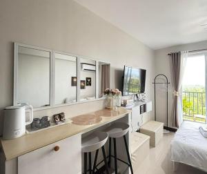 Ένα ή περισσότερα κρεβάτια σε δωμάτιο στο Cozy Studio with Balcony and Pool Near Airport and Beaches +35 φωτογραφίες