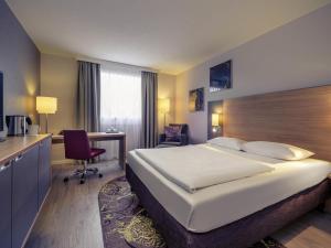 菲尔特纽伦堡城西弗瑟美居酒店的一间配有床和书桌的酒店房间