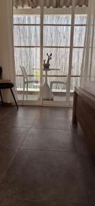 Una habitación con una mesa y sillas y una ventana. en Deluxe Studio, en Oranjestad