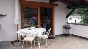 une table et des chaises assises sur une terrasse dans l'établissement Casa San Cristoforo Studio, à Maggia 32 autres photos