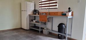 una cocina con fregadero y refrigerador en Deluxe Studio, en Oranjestad