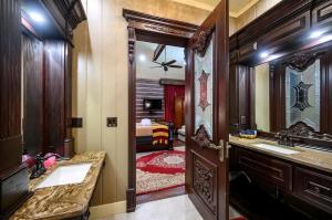 un bagno con due lavandini e un grande specchio di King`s Cross a Stephens Gap Altre 32 foto