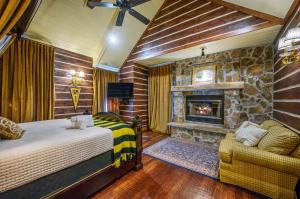 una camera da letto con camino in pietra, letto e divano di King`s Cross a Stephens Gap
