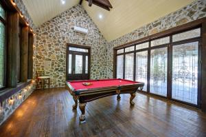 un tavolo da biliardo in una stanza con un muro in pietra di King`s Cross a Stephens Gap