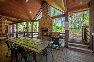 un tavolo da pranzo in una baita con camino di King`s Cross a Stephens Gap