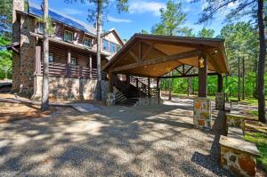 una casa di tronchi con un grande tetto di King`s Cross a Stephens Gap