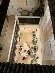 マラケシュにあるRIAD TAZZORIのテーブルと植物のある部屋の上面からの眺め